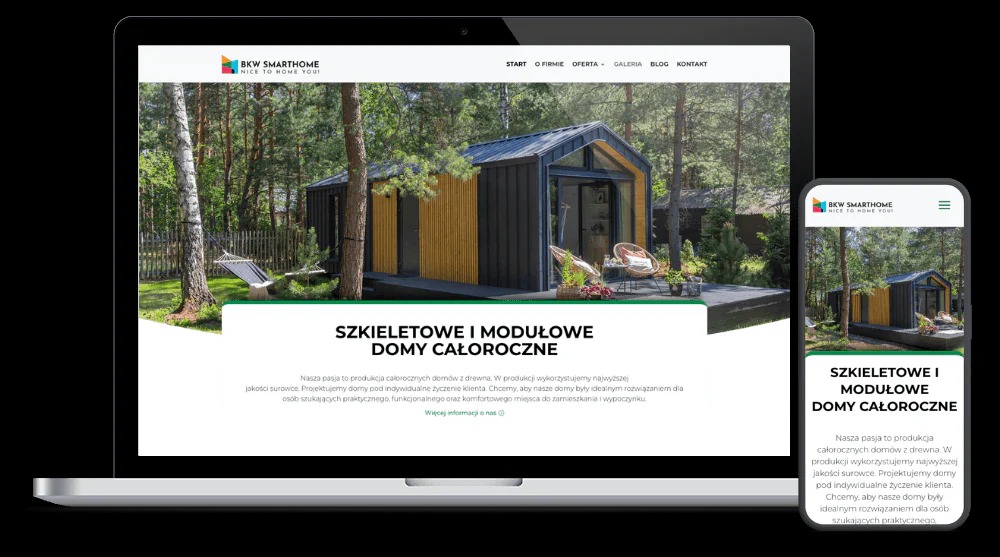 Responsywna strona internetowa na laptopie i smartfonie prezentująca projekt domu modułowego z drewna, otoczonego zielenią. Minimalistyczny design, czytelna typografia.