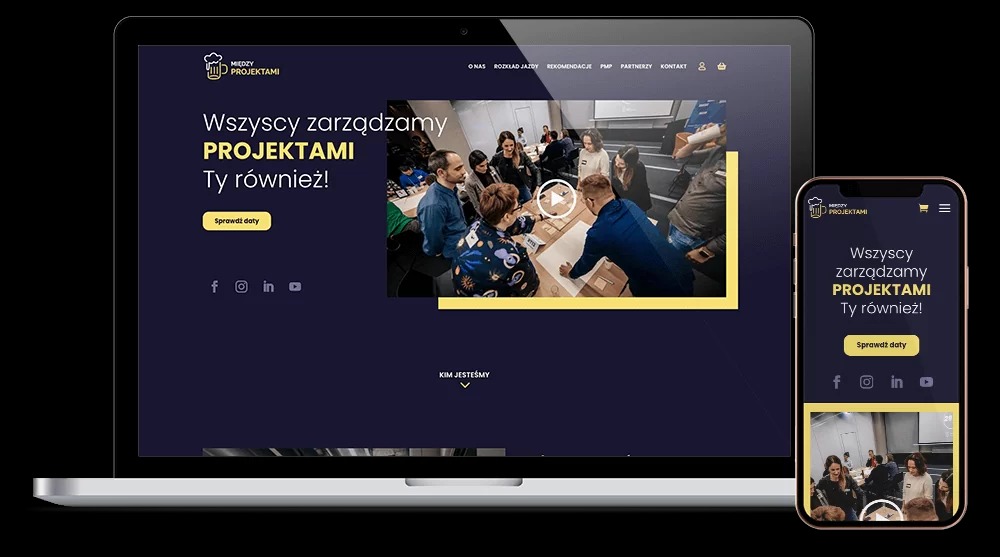 Responsywny design strony na laptopie i smartfonie. Ekran laptopa prezentuje grupę osób przy stole, a smartfon wyświetla uproszczoną wersję strony. Ciemne tło, żółte akcenty.