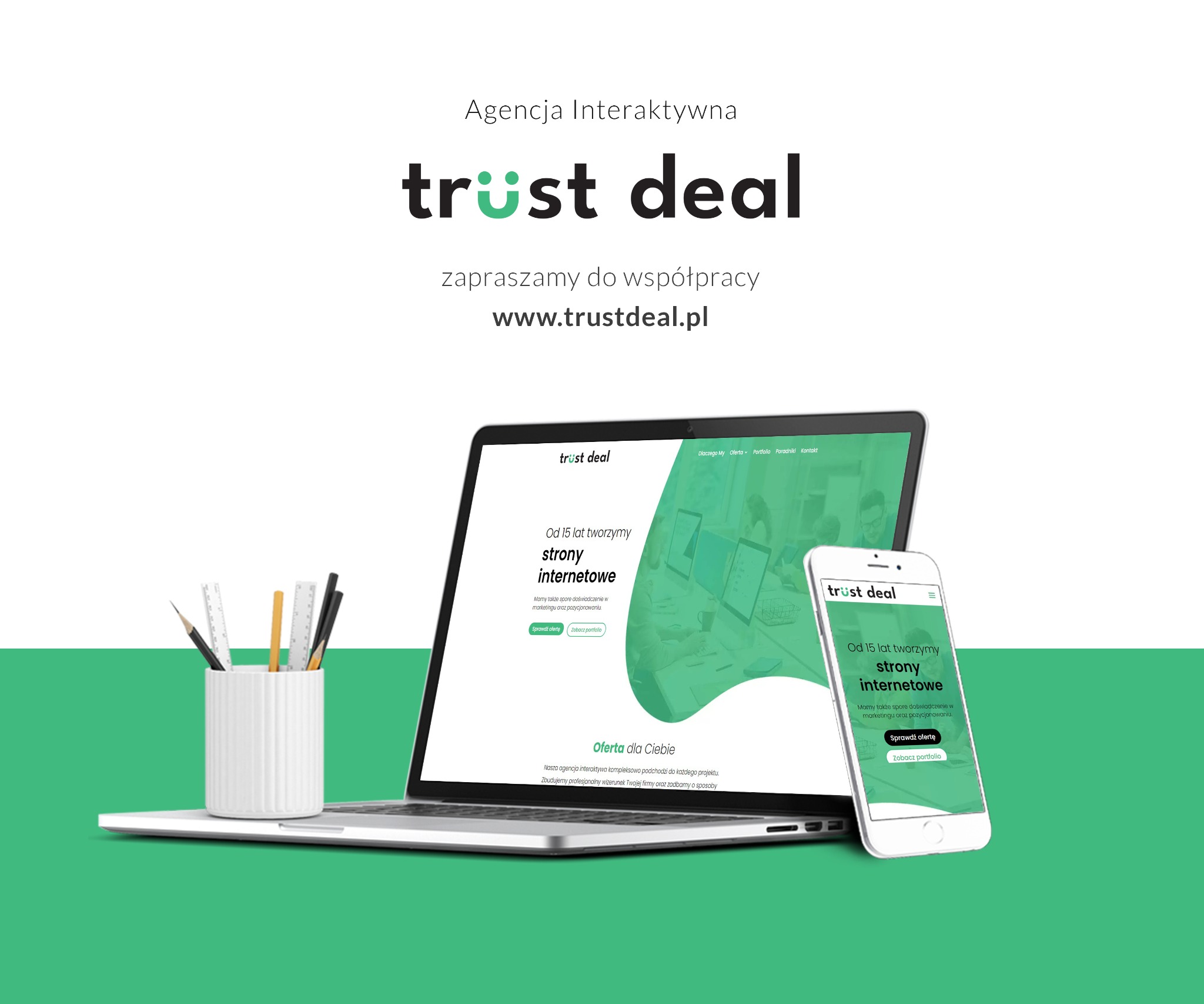 Laptop i smartfon wyświetlające stronę internetową agencji interaktywnej Trust Deal na zielonym tle, obok biały pojemnik z ołówkami i linijkami.