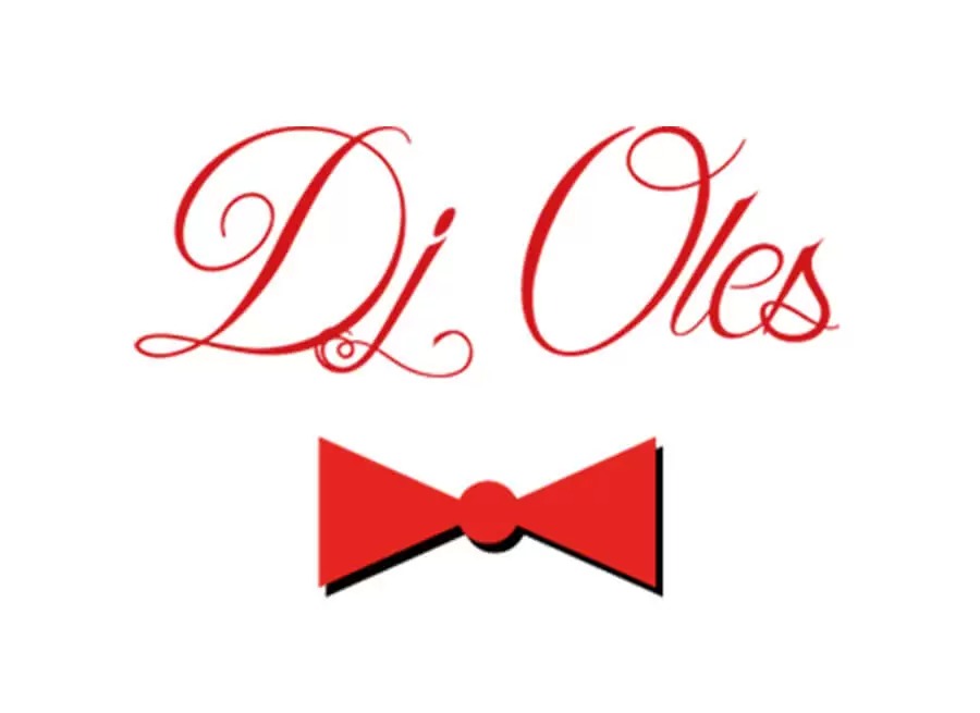 Grafika z czerwonym, ozdobnym napisem 'Dj Oles' nad czerwoną muchą na białym tle.