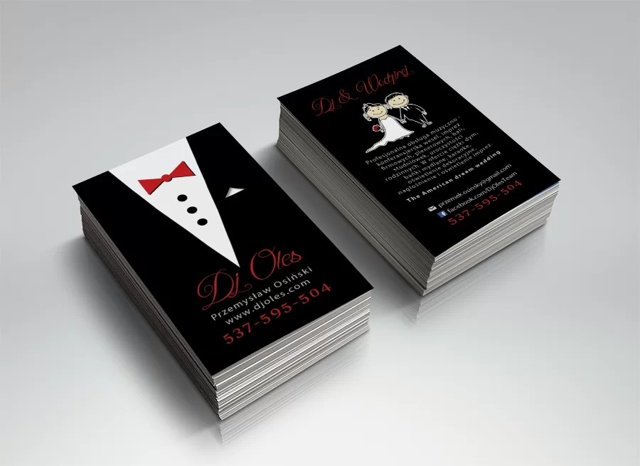 Stos wizytówek DJ'a z motywem smokingu i weselną grafiką pary młodej, prezentujących dane kontaktowe i zakres usług muzycznych na imprezy.