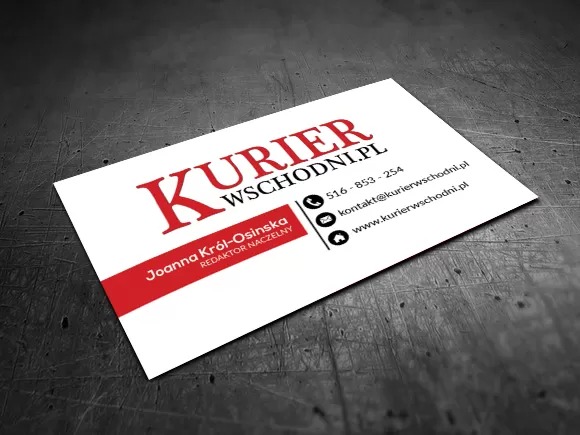 Wizytówka firmy Kurier Wschodni z czerwonym akcentem kolorystycznym na ciemnym, teksturowanym tle.