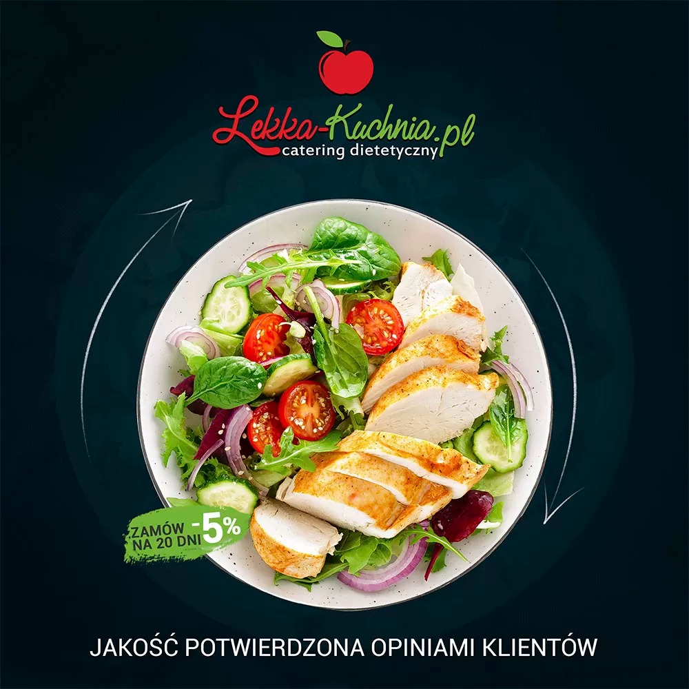 Apetyczna sałatka z grillowanym kurczakiem, pomidorkami cherry, ogórkiem, czerwoną cebulą i świeżymi ziołami, prezentowana na tle ciemnego tła z subtelnym logo firmy cateringowej w górnym rogu.