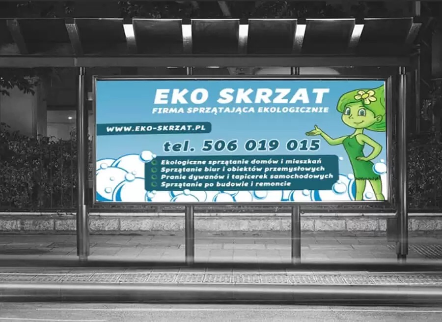 Reklama firmy sprzątającej Eko Skrzat na przystanku autobusowym, z ilustracją zielonego skrzata i ofertą ekologicznego sprzątania domów, biur, prania dywanów oraz sprzątania po budowie i remoncie.