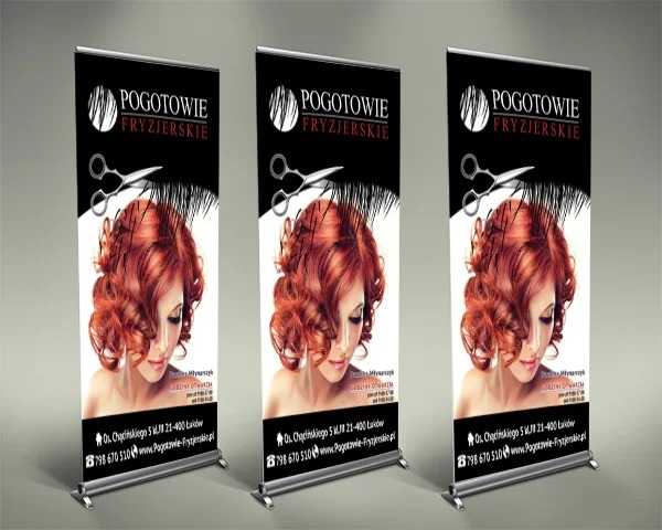 Trzy identyczne roll-upy reklamowe z grafiką salonu fryzjerskiego: logo z nożyczkami, portret kobiety z rudymi kręconymi włosami oraz dane kontaktowe.