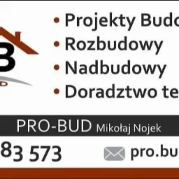 Logo firmy budowlanej Pro-Bud z trzema brązowymi dachami, czarnym napisem PB i listą usług: projekty budowlane, rozbudowy, nadbudowy, doradztwo techniczne; numer telefonu i adres email na dole.
