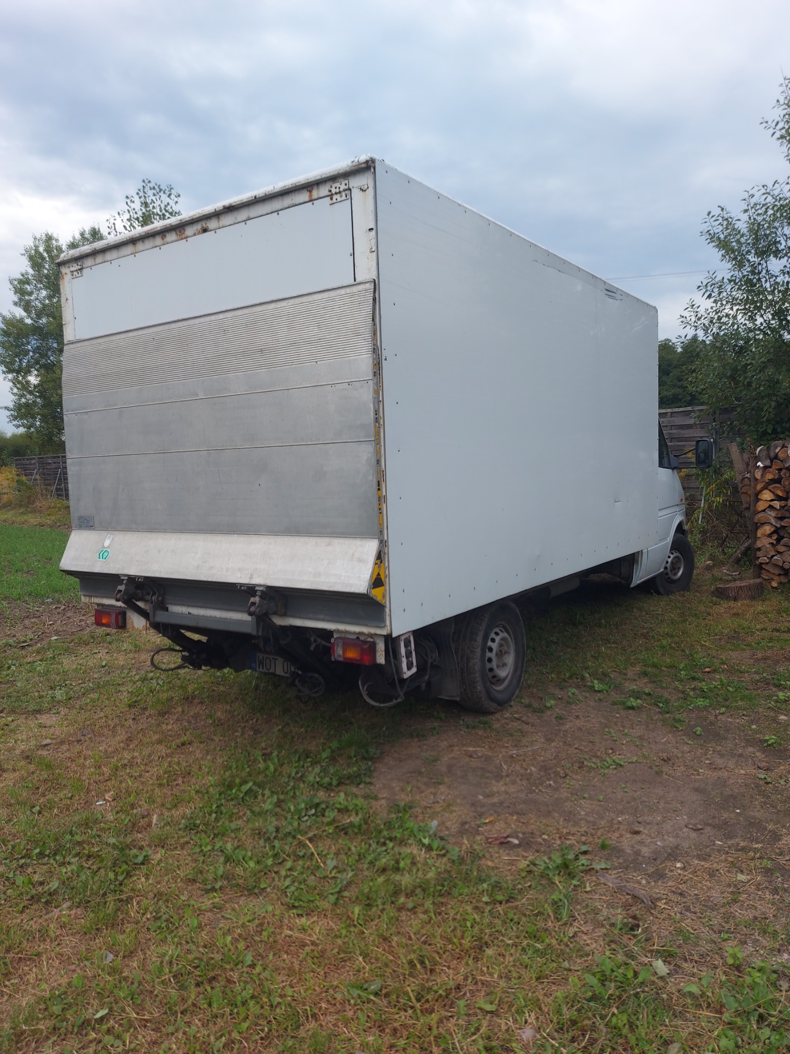 Bus, kontener , winda.