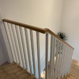 Balustrada schodowa, malowana proszkowo, wykończona drewnem