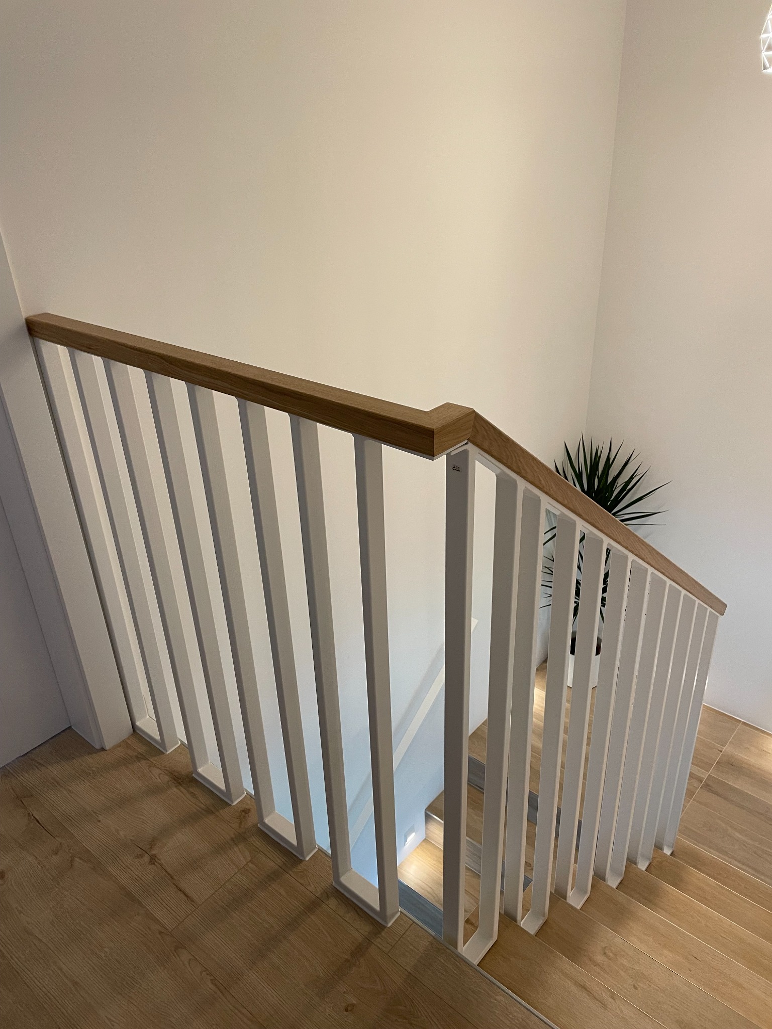 Balustrada schodowa, malowana proszkowo, wykończona drewnem