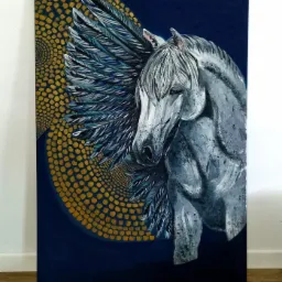 Obraz przedstawia szarego konia z błękitno-białymi skrzydłami na tle granatowej nocy z złotymi kropkami