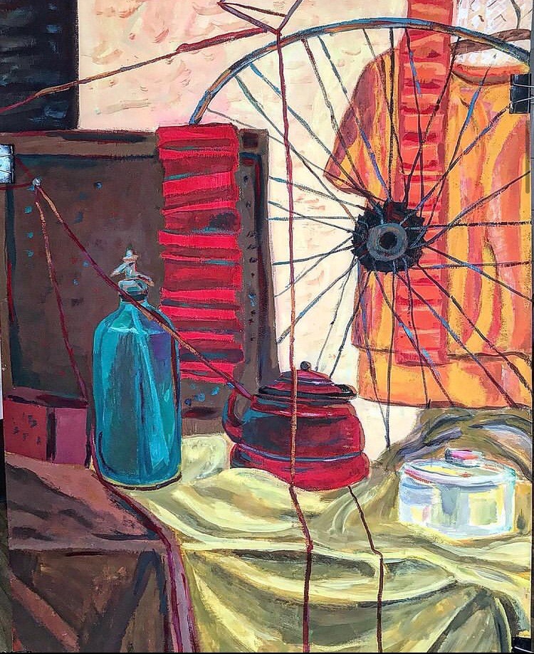 Martwa natura: obraz olejny przedstawiający niebieską butelkę, czerwony czajnik, metalowe pudełko i koło rowerowe na żółtej tkaninie, w ciepłej palecie barw.