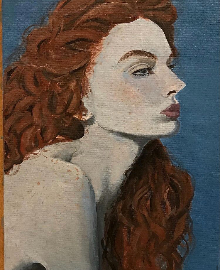 Olejny portret profilowy kobiety z rudymi kręconymi włosami na błękitnym tle, widoczne detale skóry i faktura płótna.