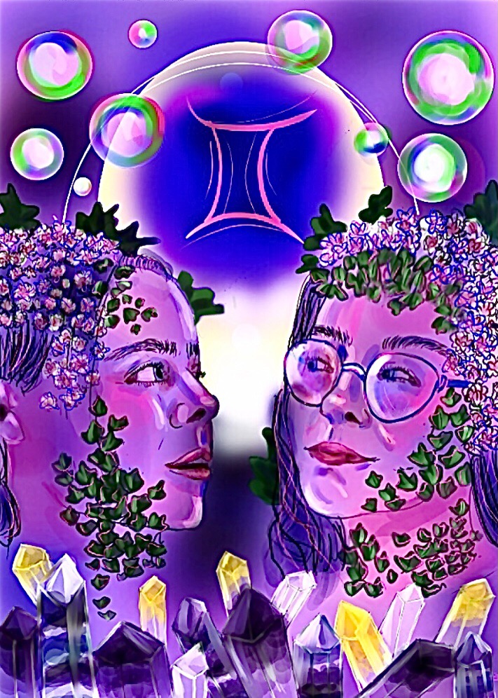 Portret dwóch kobiecych postaci w fioletowych odcieniach, ozdobionych kwiatami i bluszczem, z symbolem Bliźniąt i kryształami w tle, przypominający ilustrację astrologiczną.