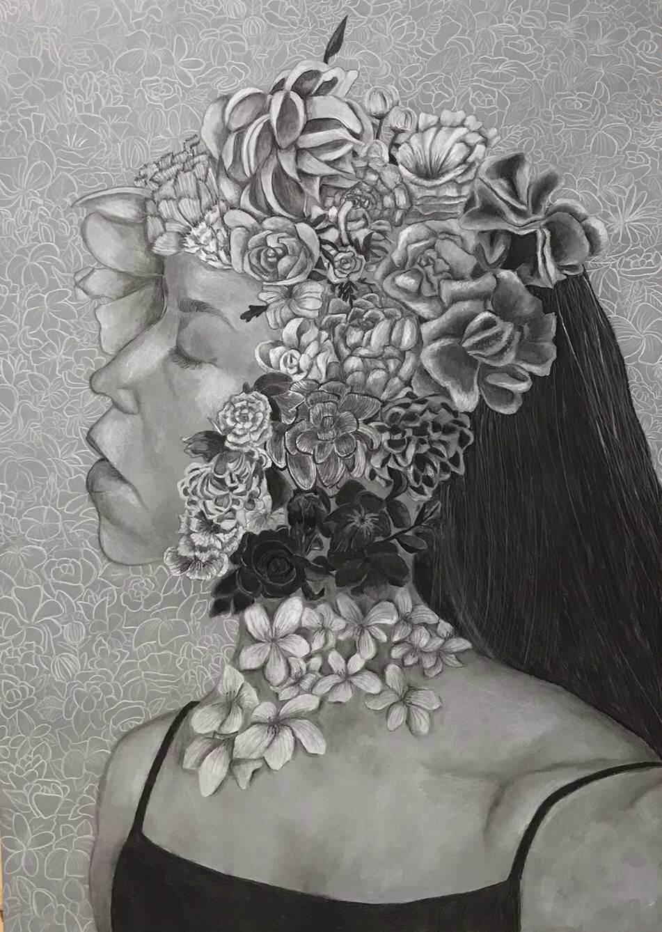 Czarno-biały portret kobiety z profilu w Skaryszewie, z kwiatami zdobiącymi głowę i szyję, na tle wzorzystej tapety.