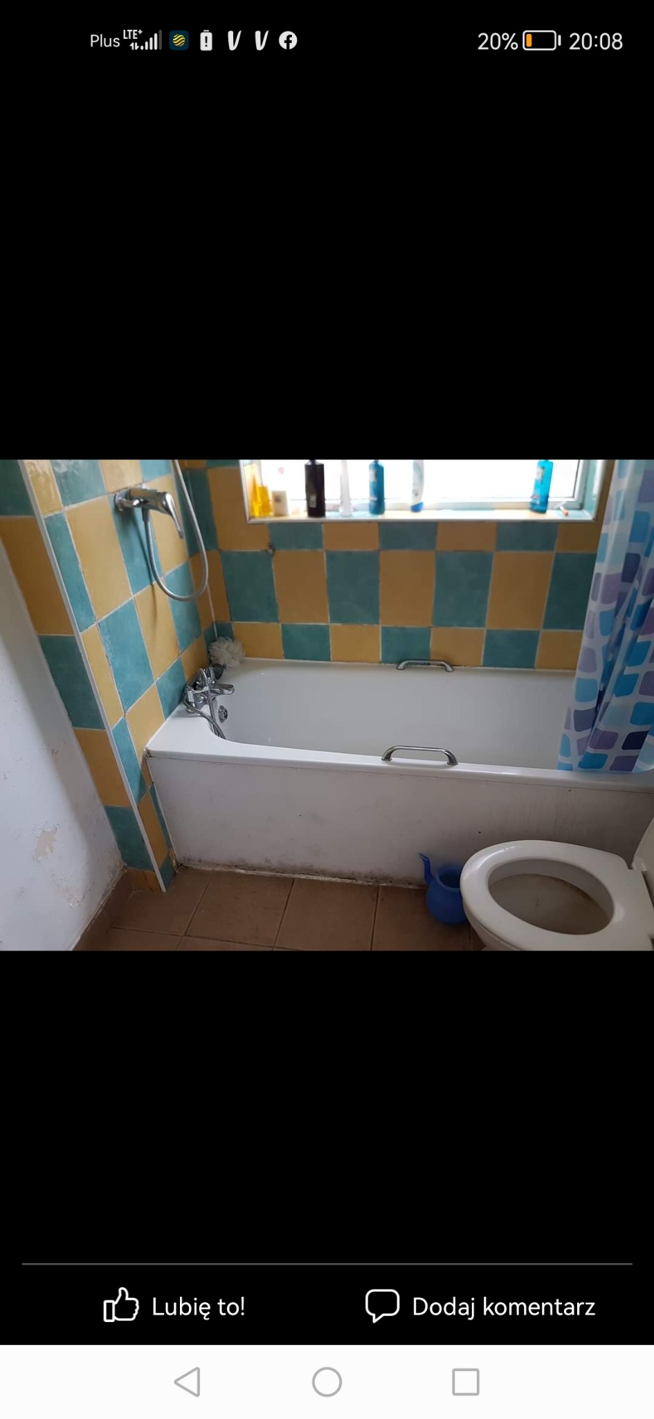 Wnętrze łazienki przed remontem: wanna z baterią, muszla klozetowa, ściany z płytek w kolorach żółtym i turkusowym, widoczne ślady użytkowania i brak estetyki.