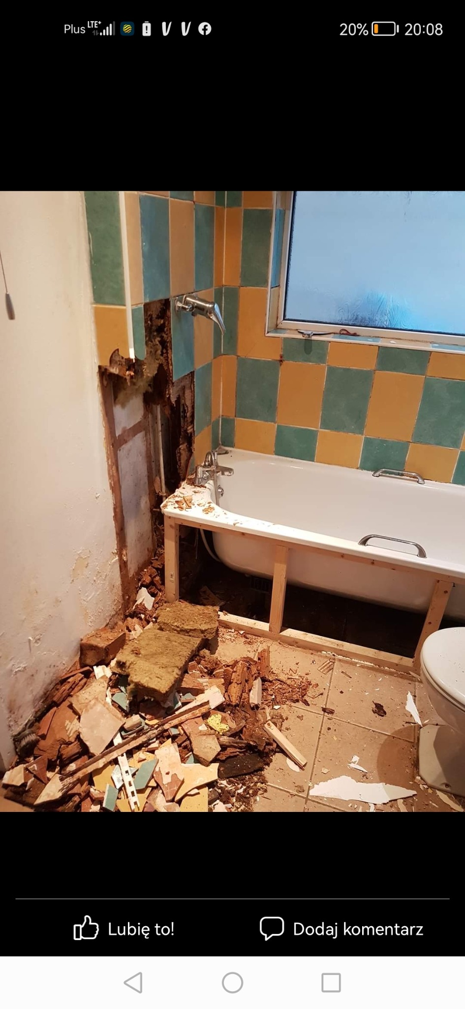 Demontaż starej łazienki: usunięte płytki, odsłonięta ściana z instalacją, gruz i resztki materiałów na podłodze, przygotowanie do remontu z nową obudową wanny.