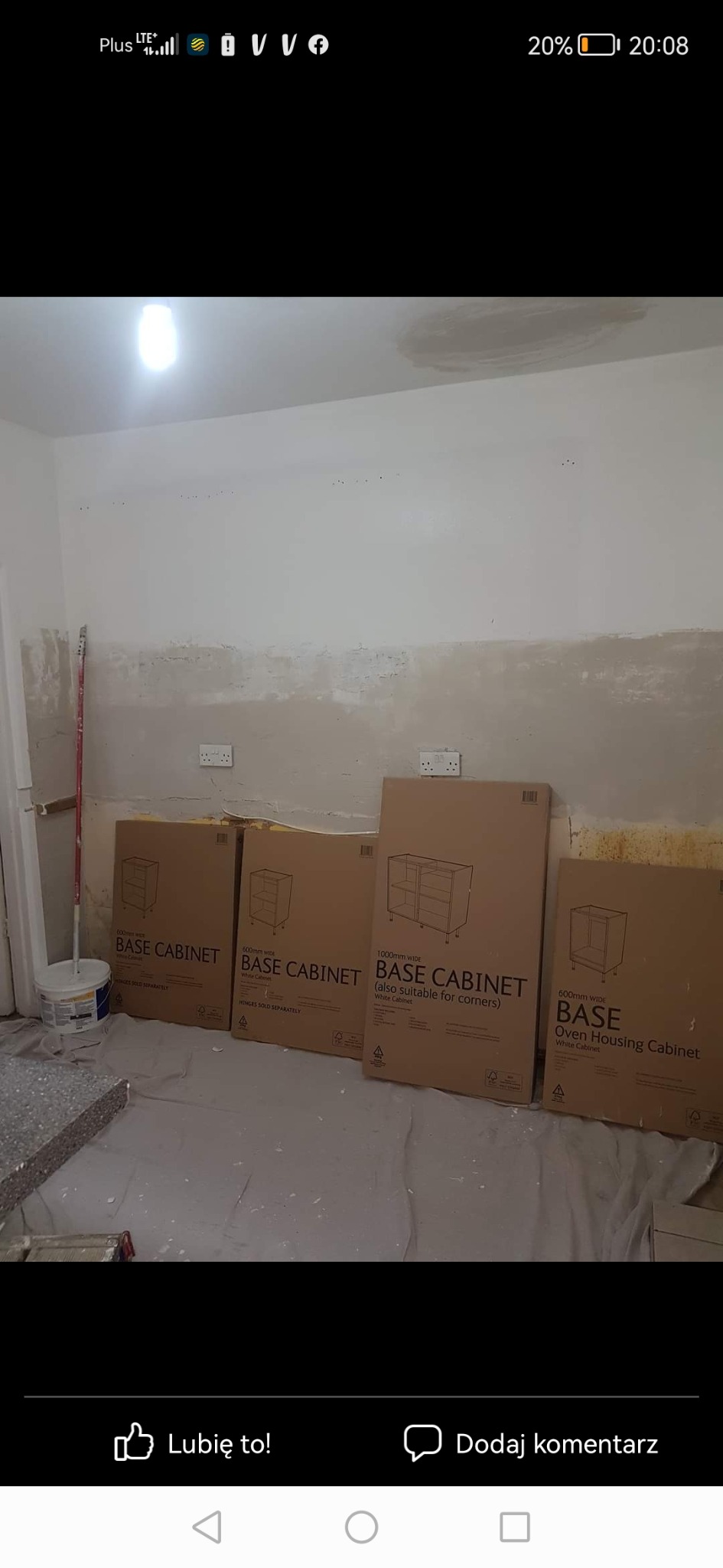 Przygotowania do montażu szafek kuchennych w Grudziądzu: cztery kartony z szafkami bazowymi ustawione w pomieszczeniu przed remontem, ściany częściowo zagruntowane, widoczne gniazdka elektryczne.