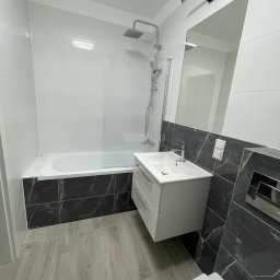 Kompleksowe wykonanie łazienki z wanną do zabudowy w mieszkaniu deweloperskim