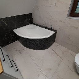 MD-BUD - Nowoczesna łazienka na poddaszu z narożną wanną obudowaną czarną mozaiką, marmurowe płytki na ścianach i podłodze, okno dachowe z drewnianą ramą