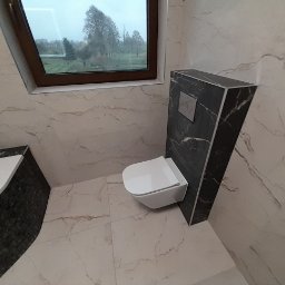 MD-BUD - Nowoczesna łazienka z białymi marmurkowymi płytkami, podwieszana toaleta z czarną obudową i widokiem z okna na zewnątrz