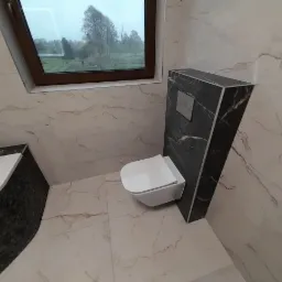 Nowoczesna łazienka z białymi marmurkowymi płytkami, podwieszana toaleta z czarną obudową i widokiem z okna na zewnątrz