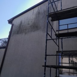 MD-BUD - Elewacja budynku w Kościelcu przed czyszczeniem, widoczne zabrudzenia i rusztowanie.