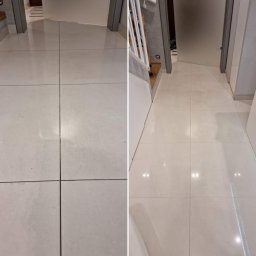 MASTER CLEAN - Porównanie stanu podłogi z płytek przed i po czyszczeniu, widoczne różnice w zabrudzeniach i połysku, kafelki w odcieniach beżu.