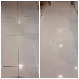 Porównanie stanu podłogi z jasnych płytek przed i po czyszczeniu, widoczne różnice w czystości fug i powierzchni płytek.