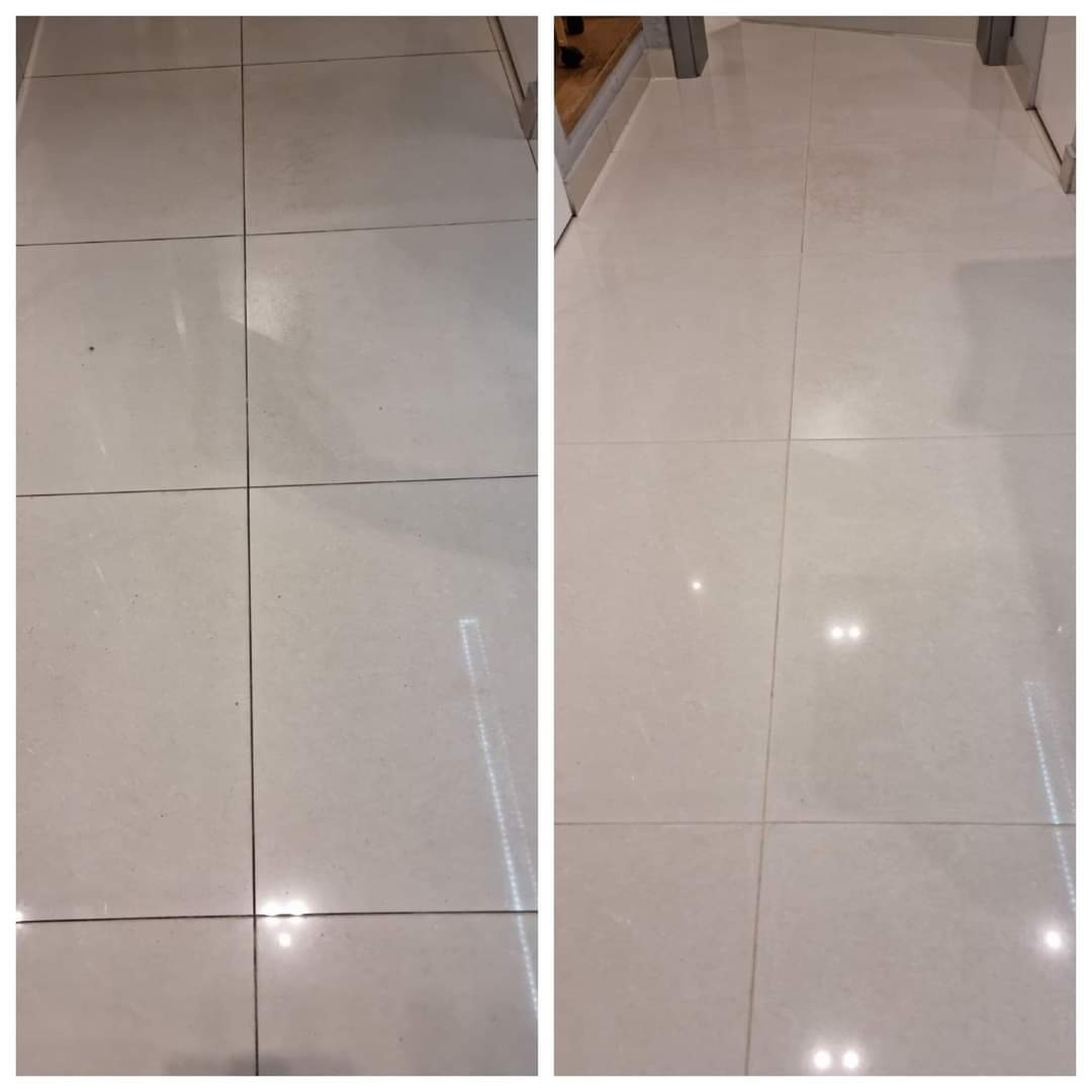 Porównanie stanu podłogi z jasnych płytek przed i po czyszczeniu, widoczne różnice w czystości fug i powierzchni płytek.