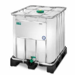 Biały kontener IBC (Intermediate Bulk Container) z zielonym zaworem i korkiem, umieszczony na czarnej palecie z tworzywa sztucznego, widoczny na białym tle.