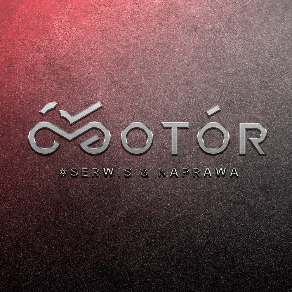 Srebrny metaliczny logotyp firmy 'Motor' z elementem graficznym roweru i hasłem 'Serwis & Naprawa' na teksturowanym, czerwono-czarnym tle.