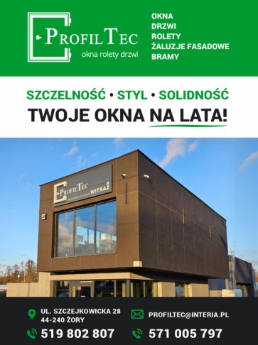 Budynek firmy ProfilTec oferującej okna, drzwi, rolety i bramy. Widoczny witraż z nazwą firmy nad wejściem. Ujęcie z dołu, błękitne niebo w tle.