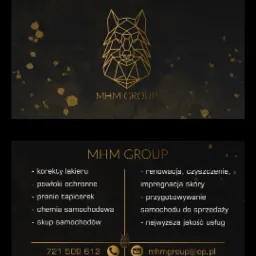 Dwuczęściowa wizytówka firmy MHM Group z geometrycznym logo wilka w złotym kolorze na czarnym tle, prezentująca zakres usług: korekty lakieru, powłoki ochronne, pranie tapicerek, chemia samochodowa...