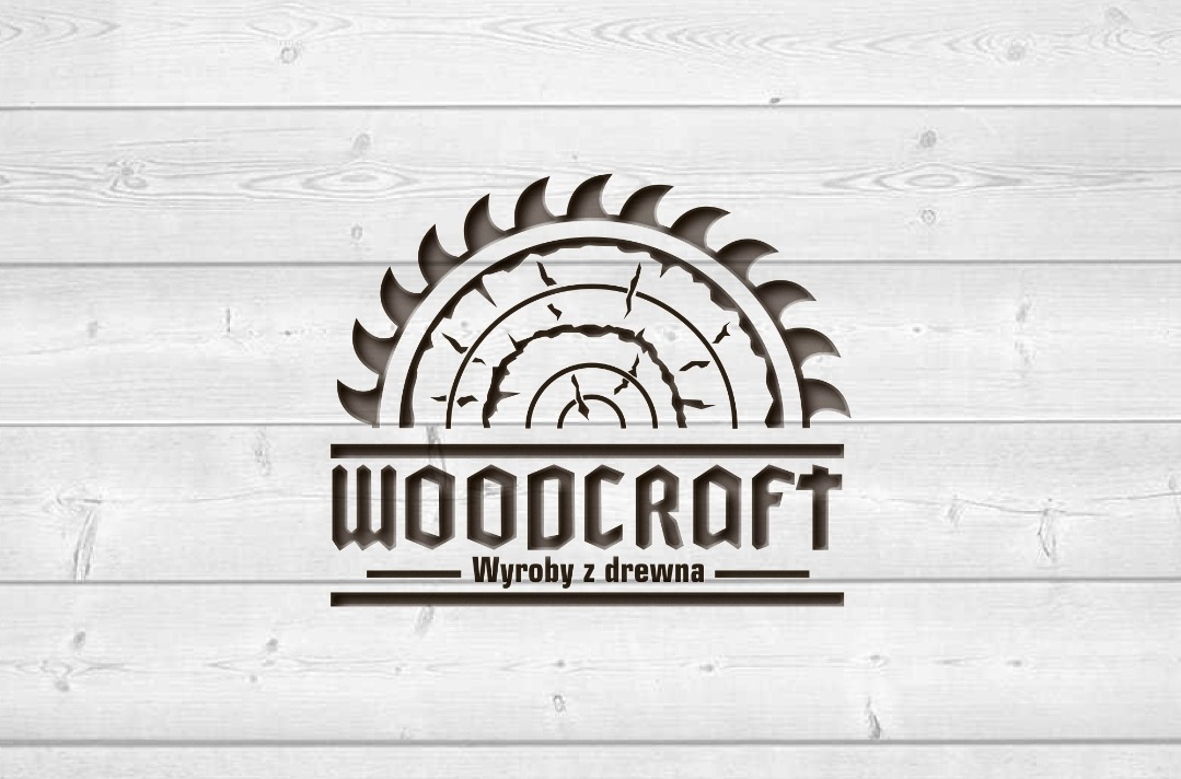 Logo firmy Woodcraft na tle białych desek, przedstawiające półkole piły tarczowej nad napisem 'WOODCRAFT' i hasłem 'Wyroby z drewna'.