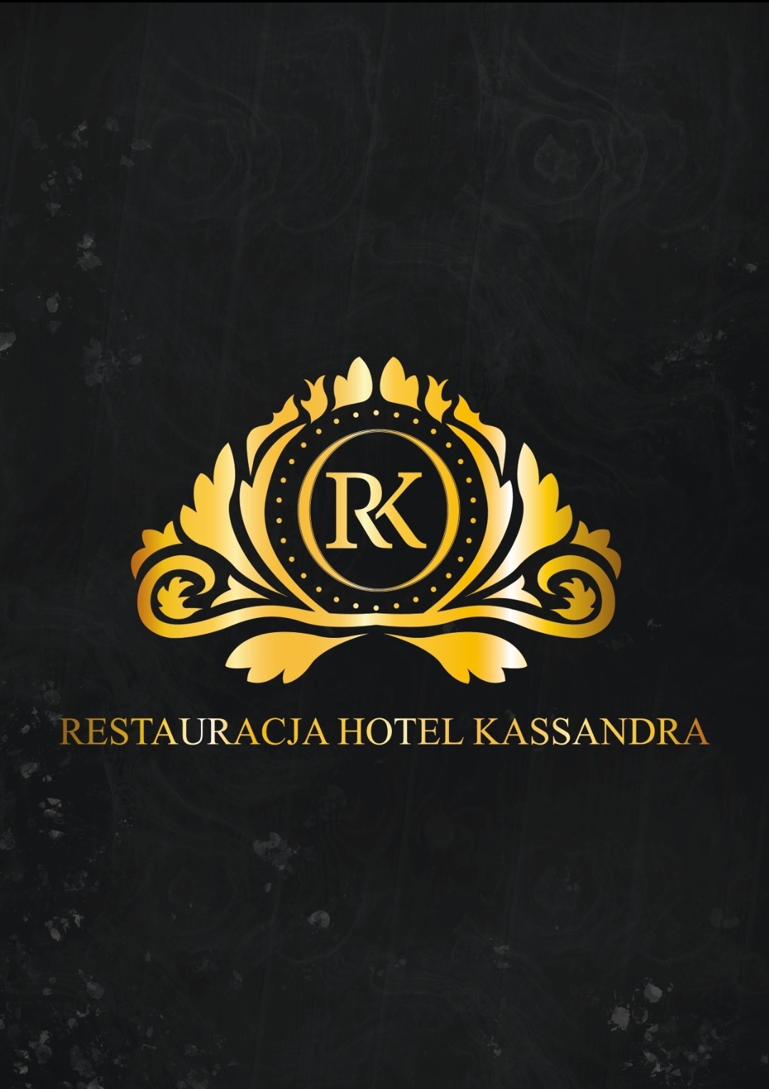 Eleganckie, złote logo z literami 'RK' w okręgu, otoczone ozdobnym ornamentem, nad napisem 'RESTAURACJA HOTEL KASSANDRA', na ciemnym, teksturowanym tle.