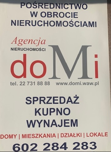 Ogłoszenie agencji nieruchomości doMi z numerem telefonu i adresem strony internetowej, oferującej pośrednictwo w obrocie nieruchomościami, domami, mieszkaniami, działkami i lokalami.