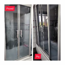 Por&oacute;wnanie kabiny prysznicowej przed i po umyciu, widoczne zacieki i osady usunięte z szyb i armatury.