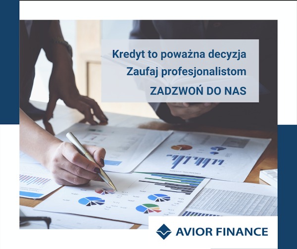 Analiza danych finansowych: Osoba z długopisem w dłoni analizuje wykresy kołowe i słupkowe na stole, w tle widoczny fragment sylwetki drugiej osoby. Na górze reklama z tekstem 'Kredyt to poważna...