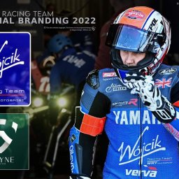 Wayne Design / Michon-Lab - Grafika prezentująca branding zespołu wyścigowego Wójcik Racing Team na rok 2022, z widocznym logotypem zespołu, logotypem Wayne Design oraz zbliżeniem na kombinezon i kask zawodnika z licznymi...