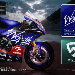 Grafika prezentująca motocykl wyścigowy Wojcik Racing Team z naniesionymi logotypami sponsorów oraz logo zespołu, obok umieszczone logo Wayne Design.