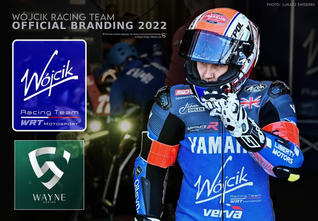Grafika prezentująca branding zespołu wyścigowego Wójcik Racing Team na rok 2022, z widocznym logotypem zespołu, logotypem Wayne Design oraz zbliżeniem na kombinezon i kask zawodnika z licznymi...