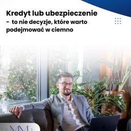 Marcin Mostowiec - Mężczyzna w okularach i marynarce siedzi na kanapie z laptopem. W tle okno i rośliny. U góry tekst: Kredyt lub ubezpieczenie - to nie decyzje, które warto podejmować w ciemno.