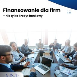 Marcin Mostowiec - Spotkanie biznesowe w Elblągu. Grupa osób przy stole omawia finanse firmy, widoczne laptopy i dokumenty z wykresami. Profesjonalna atmosfera, jasne oświetlenie.