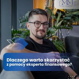 Marcin Mostowiec - Uśmiechnięty doradca finansowy w okularach, siedzący na tle roślin, z pytaniem: Dlaczego warto skorzystać z pomocy eksperta finansowego?