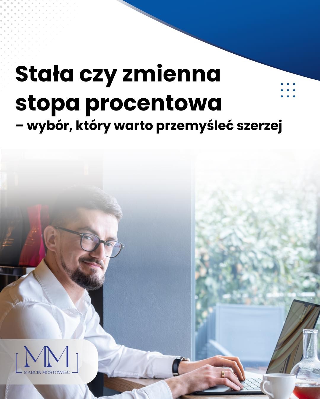 Mężczyzna w okularach, z uśmiechem, pracuje na laptopie przy oknie. Na stole filiżanka i karafka. Tekst: 'Stała czy zmienna stopa procentowa'.