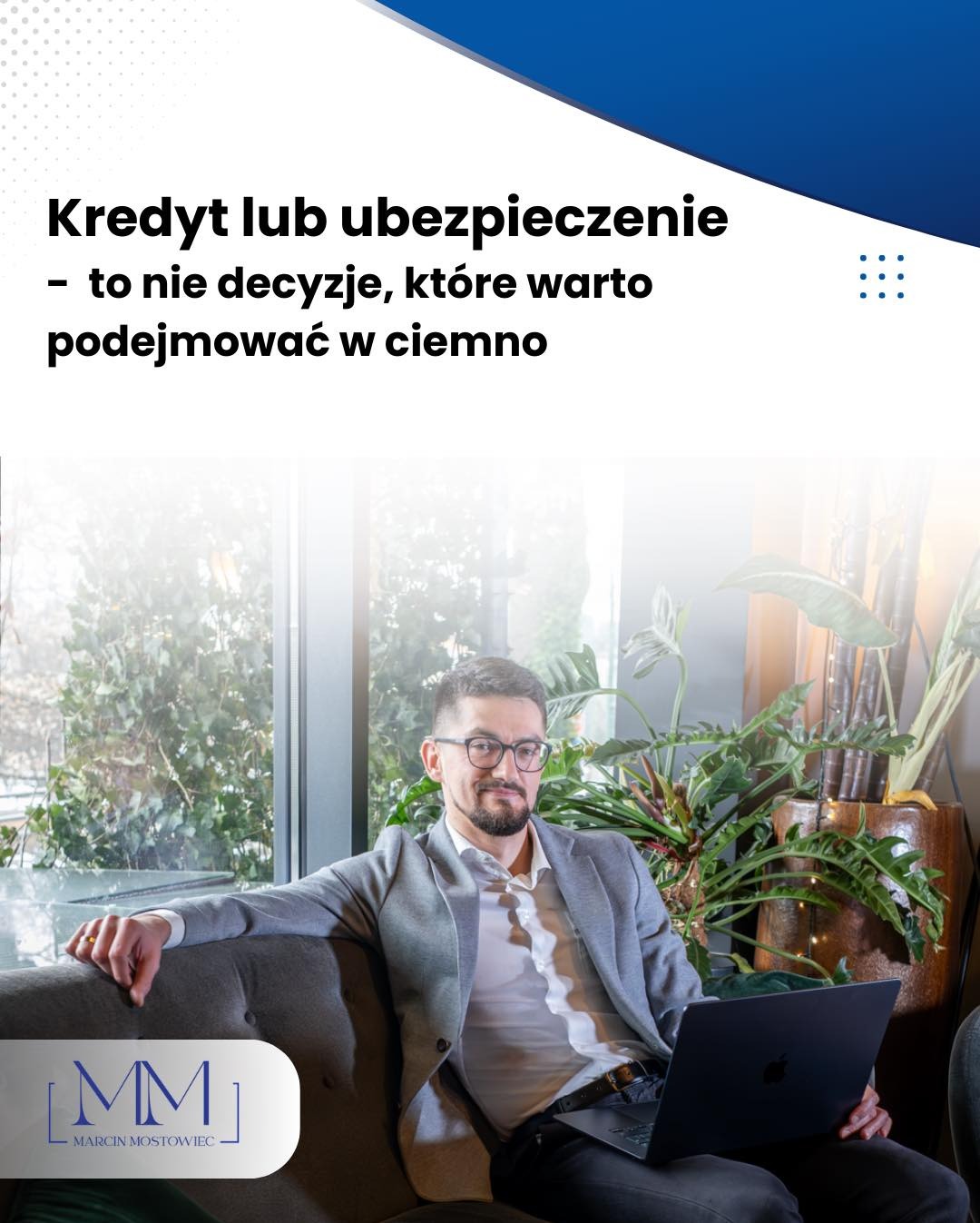 Mężczyzna w okularach i marynarce siedzi na kanapie z laptopem. W tle okno i rośliny. U góry tekst: Kredyt lub ubezpieczenie - to nie decyzje, które warto podejmować w ciemno.