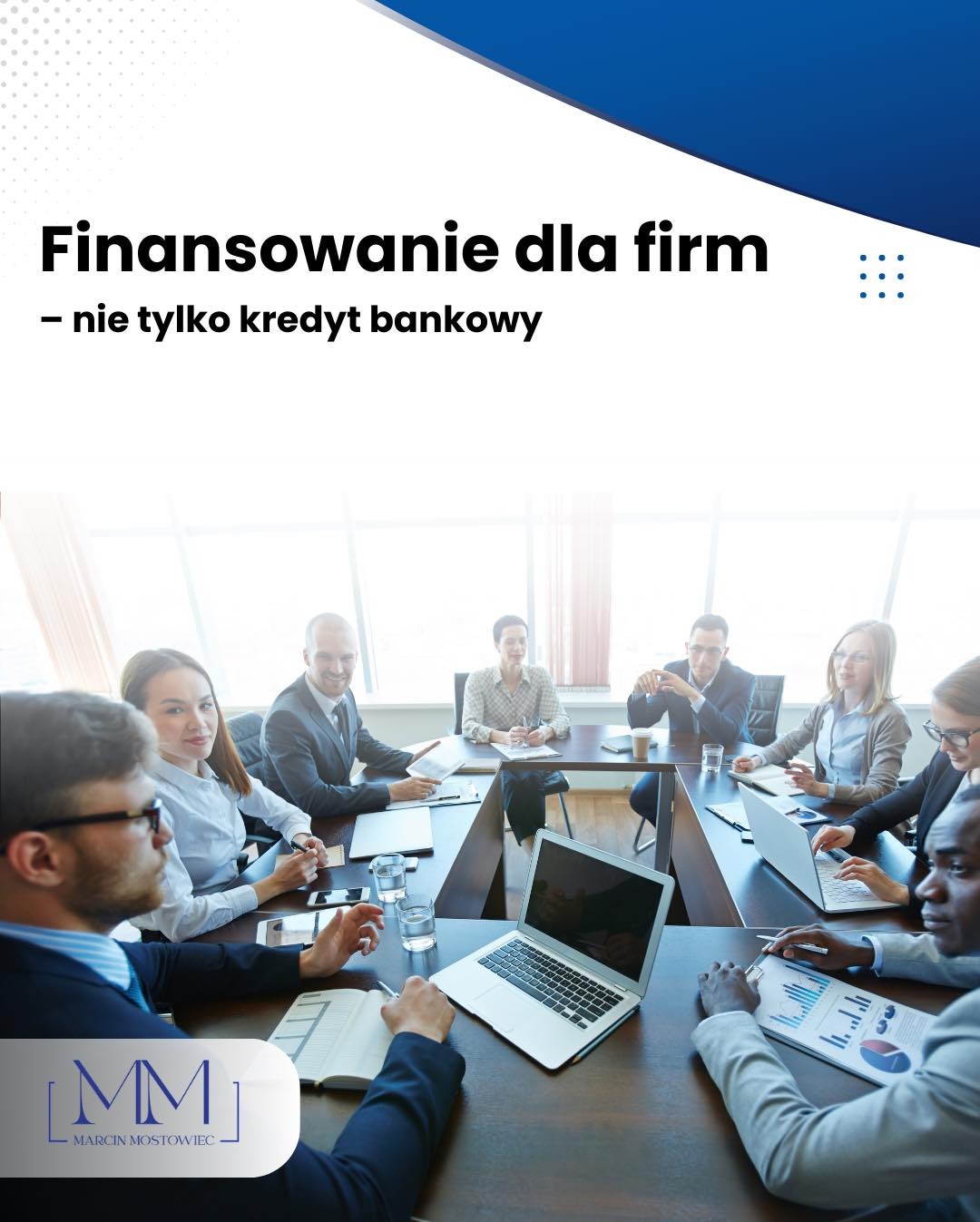 Spotkanie biznesowe w Elblągu. Grupa osób przy stole omawia finanse firmy, widoczne laptopy i dokumenty z wykresami. Profesjonalna atmosfera, jasne oświetlenie.