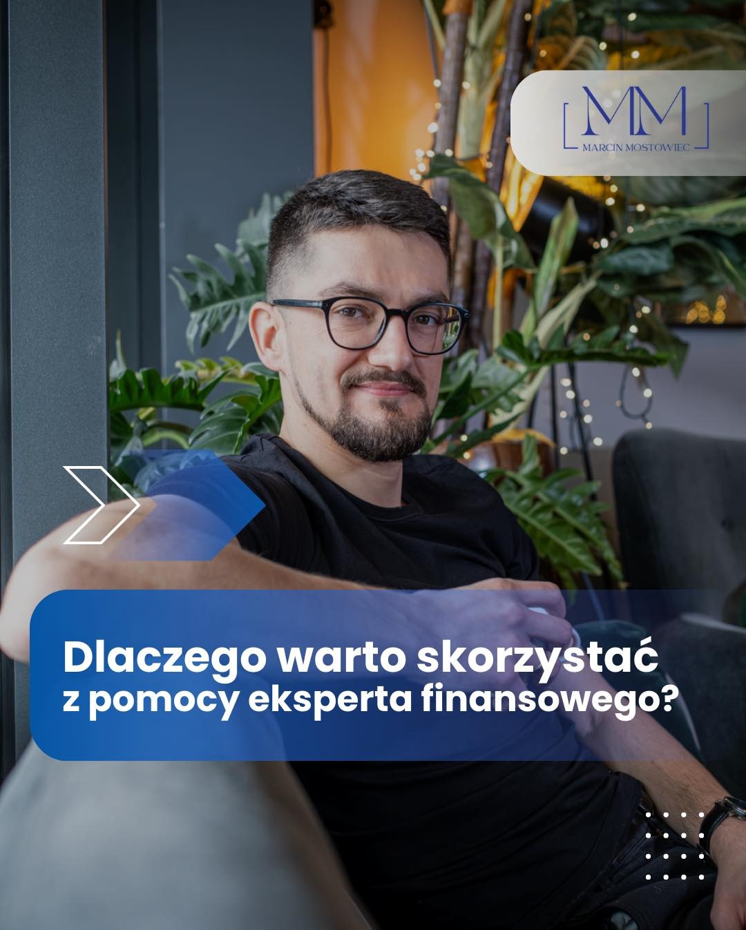 Uśmiechnięty doradca finansowy w okularach, siedzący na tle roślin, z pytaniem: Dlaczego warto skorzystać z pomocy eksperta finansowego?