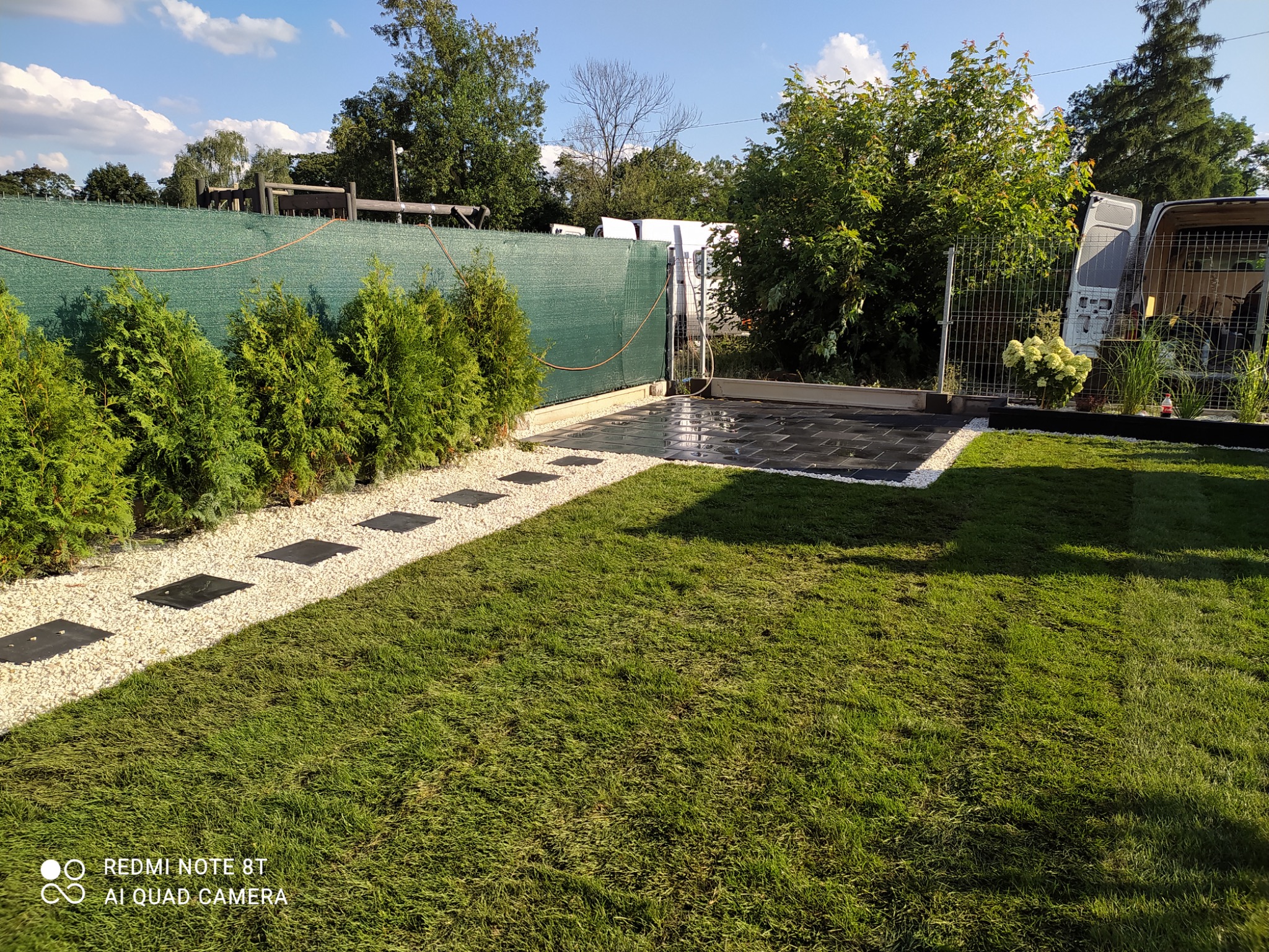 Trawa z rolki, miejsce na altanę, ścieżka z płyt chodnikowych