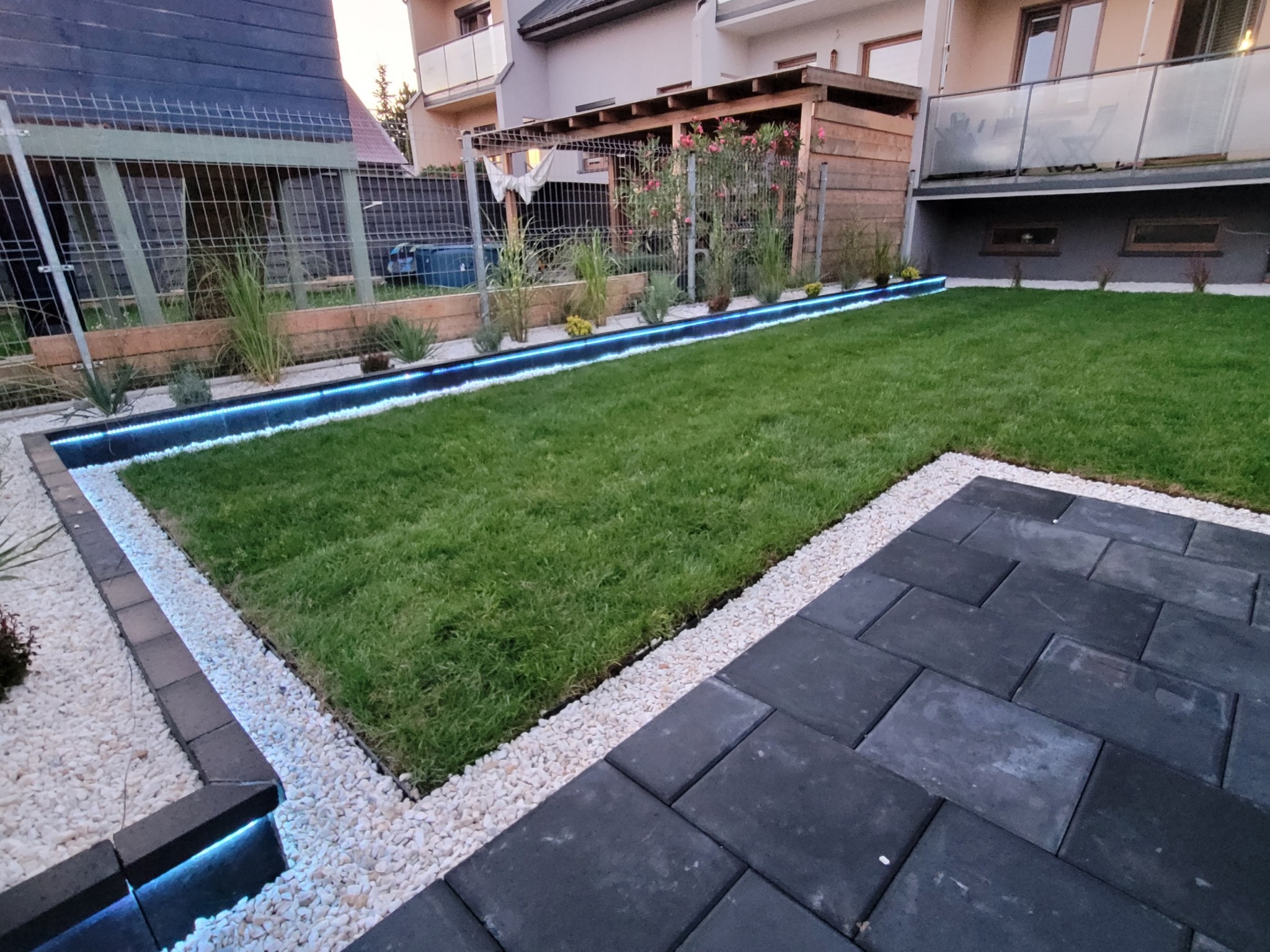 Montaż obrzeży z oświetleniem